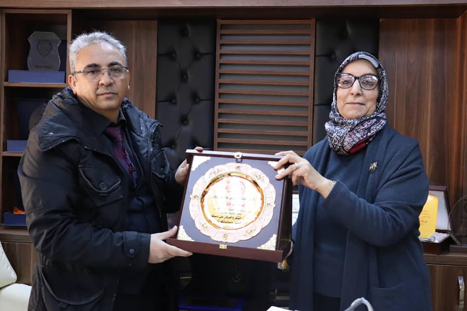 مدير عام المعهد الاستاذة فوزية خرواط تقدم الخطه الاستراتيجيه للمعهد لرئيس جامعة غريان